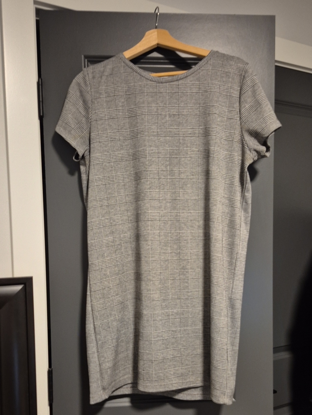 Stretchy Gray Plaid Short-Sleeve Shift Dress
